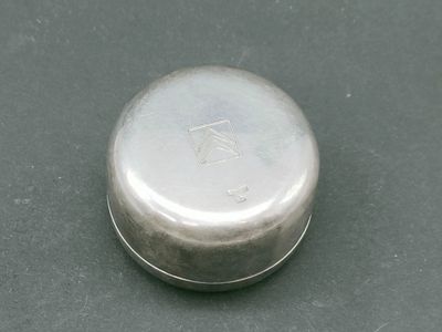 un petit objet métallique posé sur une table