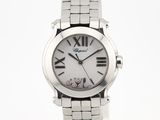 une montre en argent avec des chiffres romains sur le cadran