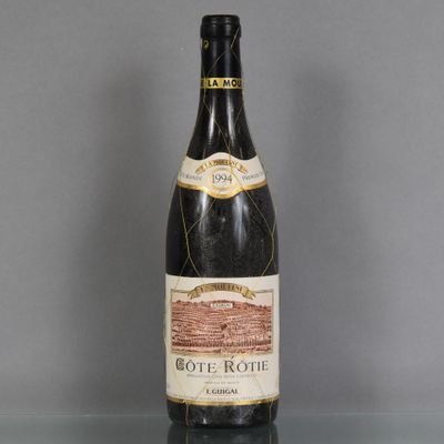 une bouteille de vin posée sur une table en verre