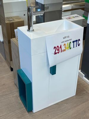 un évier blanc posé sur un plan de travail dans un magasin