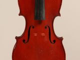 un vieux violon avec un archet accroché à son dos