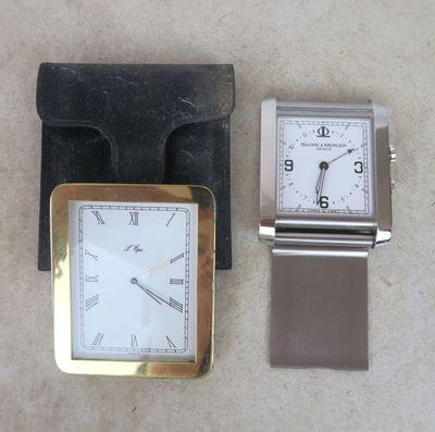 deux montres et un portefeuille par terre