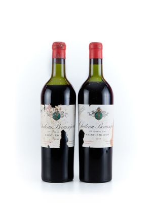 deux bouteilles de vin rouge posées l'une à côté de l'autre sur une surface blanche