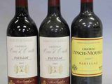 trois bouteilles de vin sont alignées sur une table