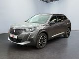 Le nouveau SUV Peugeot est exposé dans le showroom.