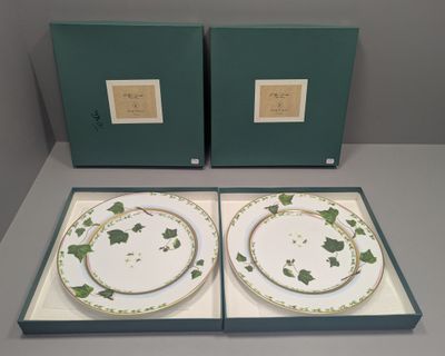 deux assiettes posées dans une boîte sur une table