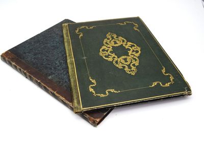 deux livres posés l'un sur l'autre sur une table