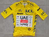 le maillot jaune est porté par un cycliste sur un sol carrelé