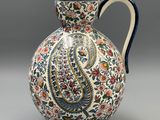 un gros plan d'un vase posé sur une table, sur fond gris