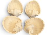 trois bols en forme de coquillage, avec un fond en forme de coquillage et un fond en forme de coquillage