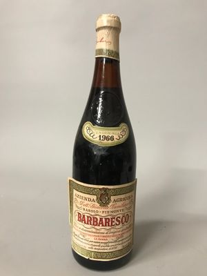 l'image d'une bouteille de vin posée sur une table