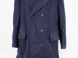 une photo d'un manteau bleu « Peale » sur un mannequin