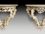 paire d'appliques murales en bois sculpté ornées de feuilles sculptées