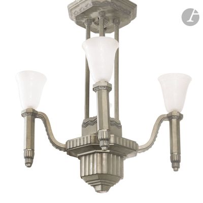 un lustre muni de trois ampoules