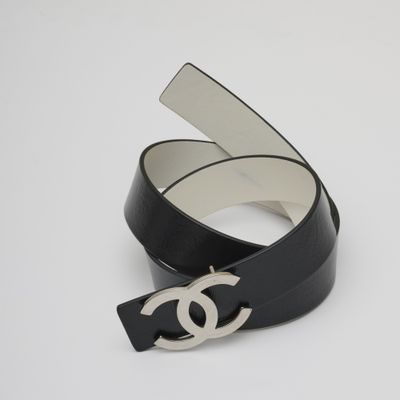 Ceinture Chanel en cuir noir avec boucle CC argentée