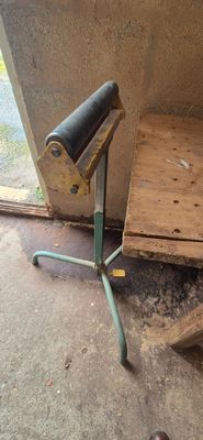 une table sur laquelle se trouve un rouleau de papier