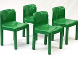trois chaises en plastique vert disposées les unes à côté des autres sur une surface blanche