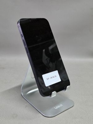 un téléphone portable posé sur un support sur une table