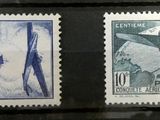 Deux timbres représentant un avion sont exposés