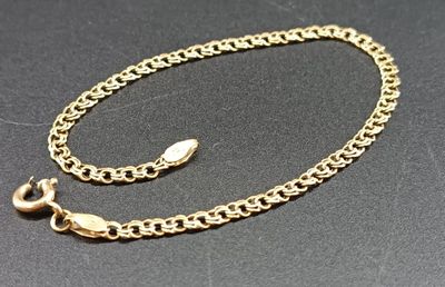 Bracelet en or jaune 18k 750/° à mailles ajourées.