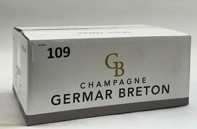 une caisse de champagne posée sur une surface blanche