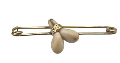 épingle de sûreté plaquée or avec deux olives sur fond blanc