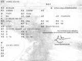 un gros plan d'un document sur lequel figure la photo d'une personne