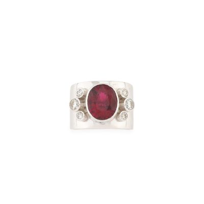 un gros plan d'une bague sertie d'un rubis et de diamants