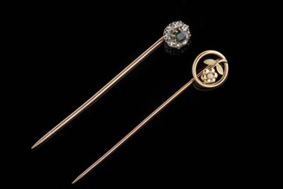 Deux épingles de cravate à décor d’une fleur et d’une margue…