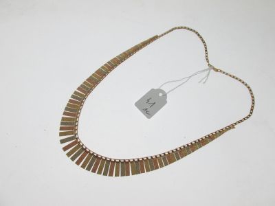 un collier auquel est attachée une étiquette