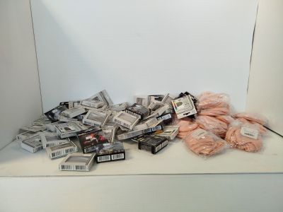 une pile de paquets de cigarettes posée sur un comptoir à côté d'une boîte