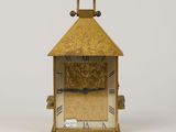 une petite horloge en or avec des chiffres romains