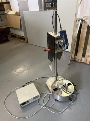 une machine posée sur le sol d'une pièce