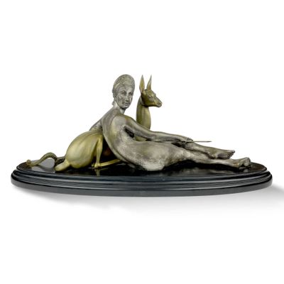 une statue en bronze représentant une femme allongée sur le ventre avec un chien