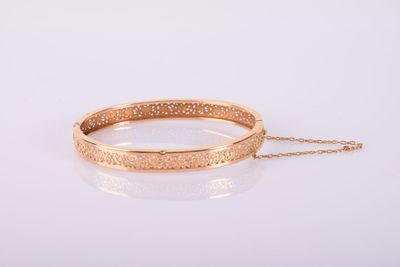 un bracelet en or avec une chaîne sur fond blanc