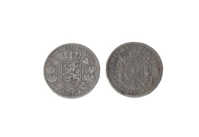 deux pièces d'argent posées sur une surface blanche, sur fond blanc