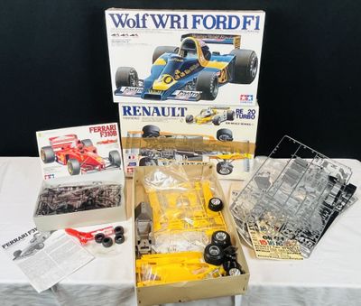 une image représentant une boîte contenant une maquette de voiture de course
