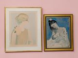 deux tableaux accrochés au mur d'une chambre rose
