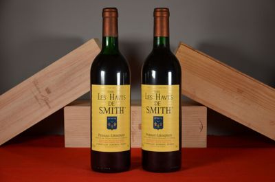 deux bouteilles de vin rouge posées l'une à côté de l'autre sur une table