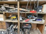 de nombreux outils sur les étagères du garage