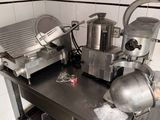 une cuisine avec tout un tas d'appareils électroménagers posés sur le plan de travail