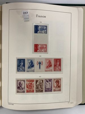 un livre ouvert dont les pages sont ornées de timbres et sur lequel figure l'image d'un homme