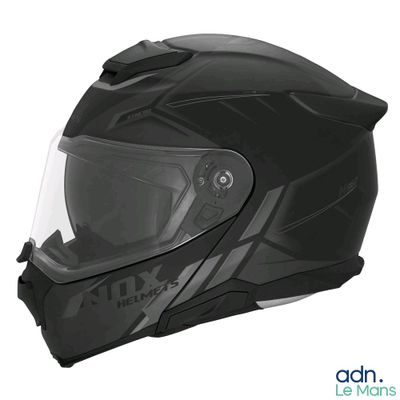On voit un casque de motard sur fond blanc.