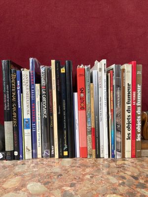 un grand nombre de livres posés sur une table