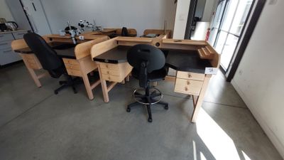 un bureau avec deux chaises et un bureau sur lequel se trouve un ordinateur