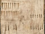 une grande œuvre d'art posée à même le sol