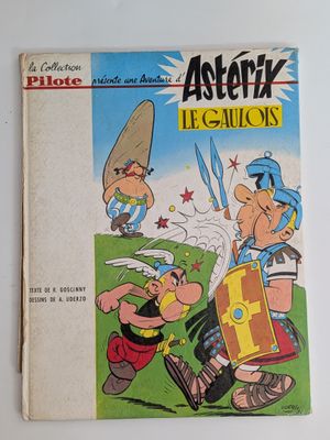 un gros plan sur un album de bande dessinée posé sur une table