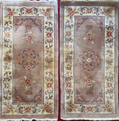 Suite de deux tapis chinois en laine à décor de vases fleuri…