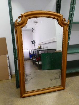 un miroir posé sur le sol d'une pièce