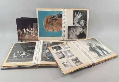 un livre ouvert, orné de nombreuses illustrations, posé sur une table